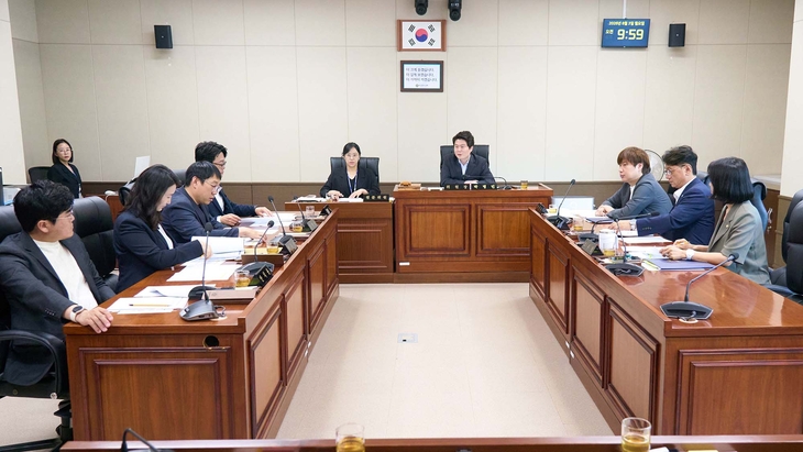 용인시의회가 3일 의원연구단체 운영 심의위원회를 열고 올해 활동할 의원연구단체 8개의 등록과 활동계획을 승인했다. 제공=용인시의회