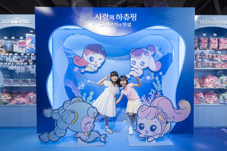 스타필드 코엑스몰에서 진행 중인 '사랑의 하츄핑: 고래보석의 전설' 개봉 기념 팝업에서 어린이 모델들이 기념 사진을 촬영하고 있다.