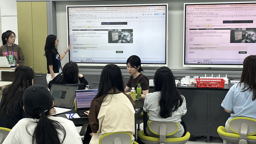 고등학생들이 '읽걷쓰AI 미래공학캠프'에서 데이터 기반 공학 프로젝트 결과를 발표하고 있다. 제공=인천시교육청