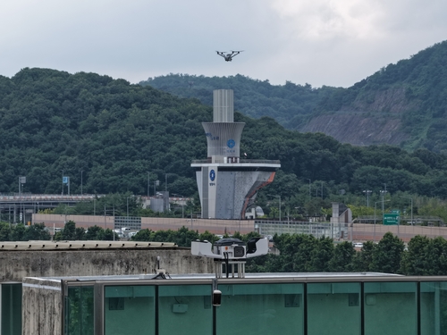 안양시 안양천생태이야기관 옥상에 설치된 무인 드론 시스템에서 인공 지능(AI) 자율 비행드론 이륙