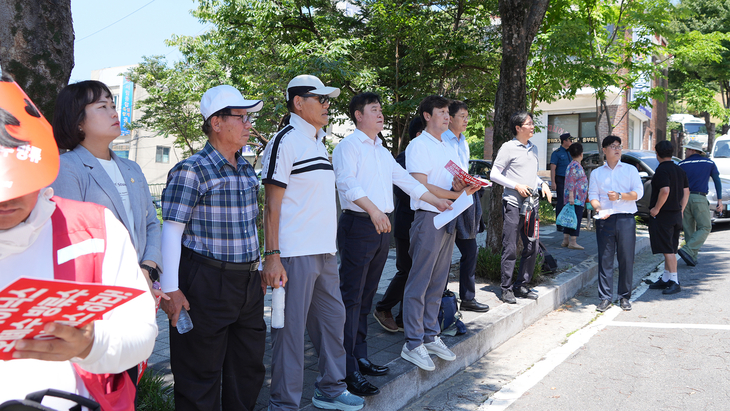 반인숙 의장을 비롯한 안성시의회 의원들이 1일 신소현동 일원에서 열린 'SK하이닉스 공장폐수 고삼호수 직방류 철회 촉구 결의대회'에 참석해 시민