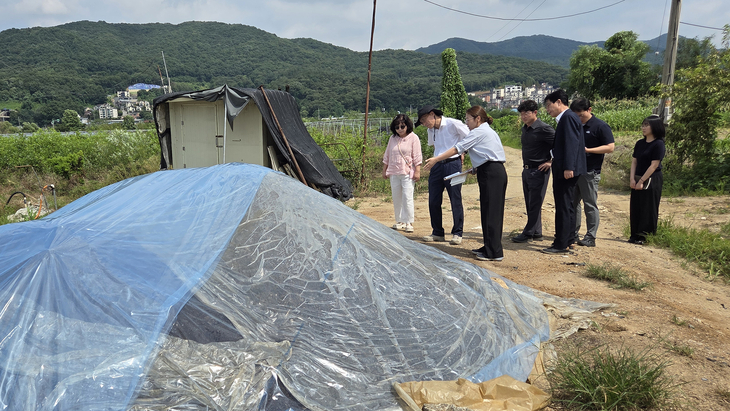 광주시와 한강유역환경청, 한국환경보전원 관계자들이 하천변에 보관된 야적 퇴비의 관리 실태와 침출수 유출 여부를 합동 점검하고 있다. 제공=광주