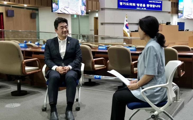 장한별 경기도의회 의회운영위원장이 경기도의회 본회의장에서 OBS 뉴스 인터뷰를 진행하며 의회 운영 방향과 지역 발전 비전을 설명하고 있다. 제공=