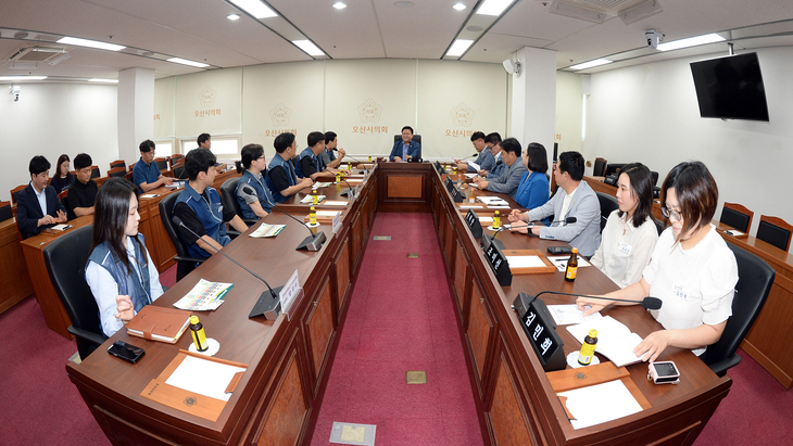 김종욱 오산시의장이 4일 오산시의회 제2회의실에서 전국공무원노동조합 경기지역본부 오산시지부와 간담회를 열고 공직사회와의 협력 방안을 논의
