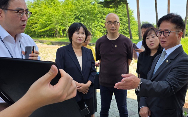 김광훈 인천시의원이 영종국제도시 국제학교 부지를 찾아 관계자들과 사업 추진 현황을 점검하고 있다. 제공=인천시의회
