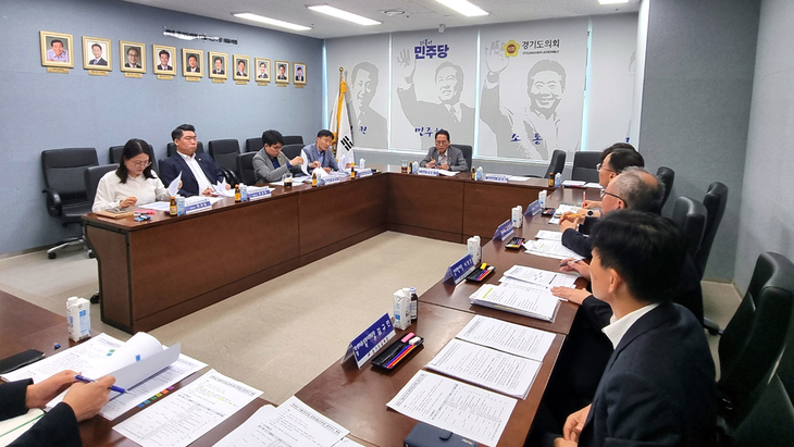 경기도의회 더불어민주당이 4일 교섭단체 회의실에서 경기도교육청 관계자들과 정책사업 추진 현황을 점검하고 주요 교육정책에 대해 논의하고 있다.
