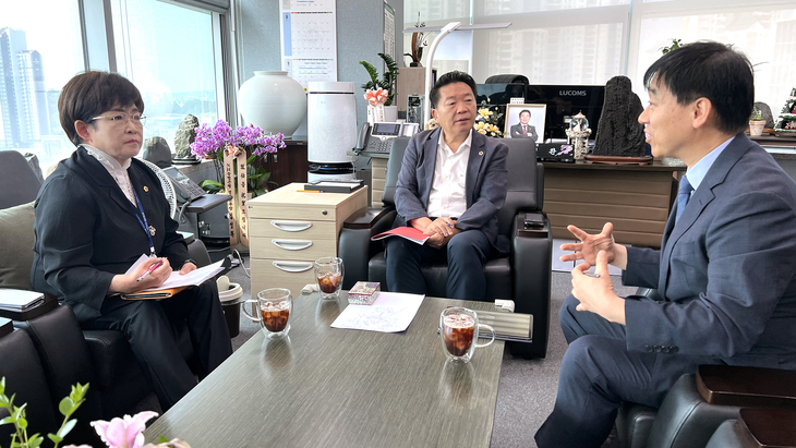 방성환 경기도의회 국민의힘 대표의원(가운데)과 김선희 수석대변인(왼쪽)이 경기도 AI국 관계자로부터 업무보고를 받고 AI·반도체 산업 육성 방안을