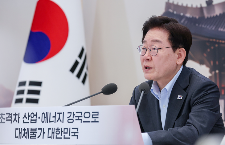 이재명 대통령이 4일 청와대 영빈관에서 열린 산업부·기후부·원안위 등에 대한 부처 업무보고에서 발언하고 있다