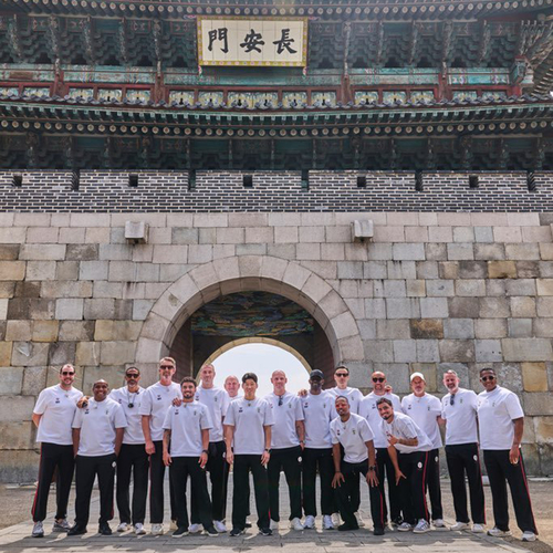 지난 4월 수원을 관광한 박지성 선수 등이 수원화성 장안문 앞에서 기념촬영을 하고 있다. 제공=슛포러브