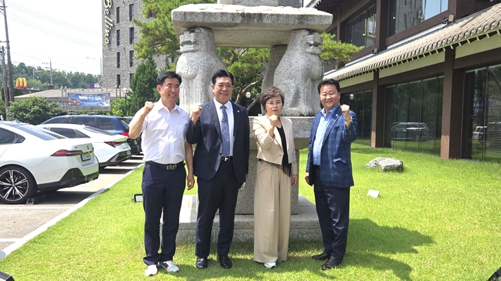 이계철 화성시의회 의장과 김미경 수원시의회 의장, 김종욱 오산시의회 의장, 차지호 국회의원실 성길용 선임비서관이 '문화상생 정조특별시' 추진
