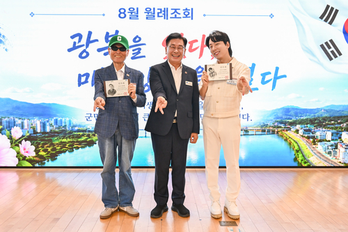 왼쪽부터 유튜버 권석중-전진선 양평군수-가수 겸 작가 이정빈