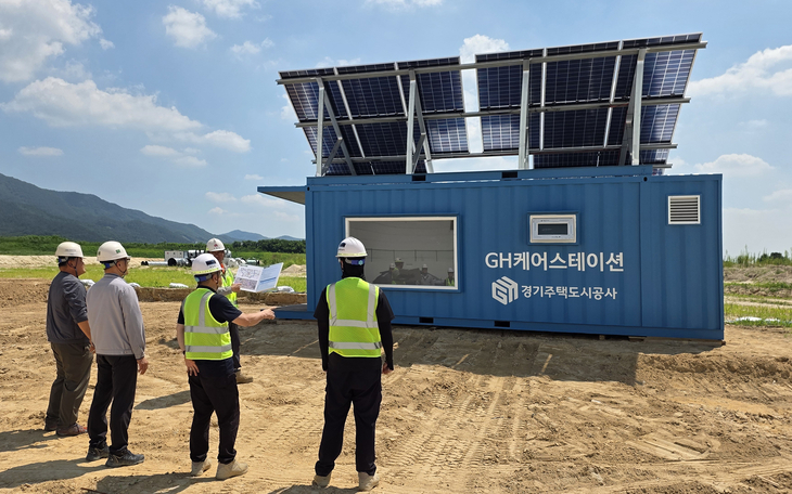경기주택도시공사(GH) 관계자들이 양주 부지조성공사 현장에 설치된 친환경 태양광 스마트 휴게시설 'GH 케어스테이션' 운영 현황을 점검하고 있다.