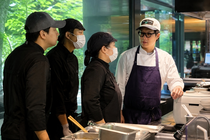 송하슬람 셰프가 말차 누들바 현장에서 신메뉴 조리 시연을 선보이고 있다.