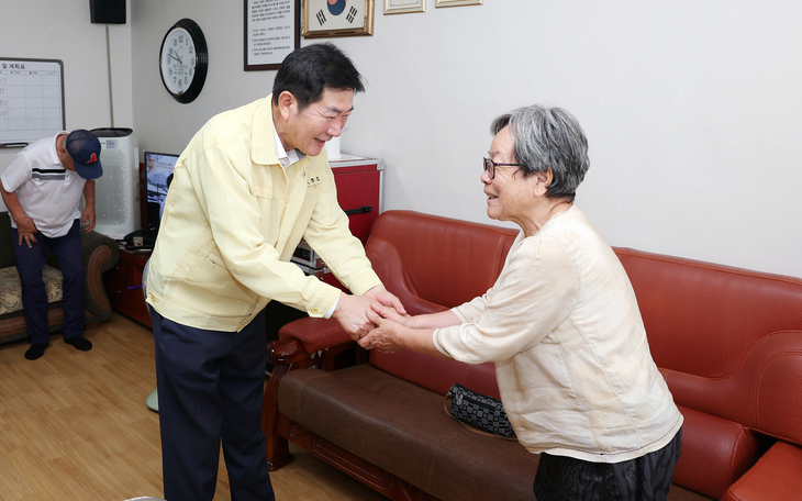 조용호 오산시장이 폭염이 이어지는 가운데 경로당을 찾아 어르신과 인사를 나누며 건강 상태와 무더위쉼터 운영 상황을 점검하고 있다. 제공=오산시