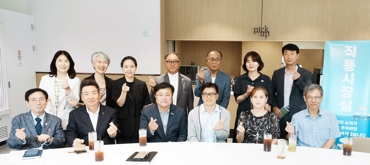 박관열 광주시장(앞줄 왼쪽 세 번째)이 5일 복지행정타운에서 열린 장애인단체와의 '직통시장실' 간담회에 참석해 관계자들과 기념촬영을 하고 있