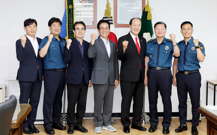 윤재상 인천시의회 부의장(오른쪽 세번째)이 강화경찰서를 방문해 관계자들과 치안 현안을 논의한 뒤 기념촬영을 하고 있다. 제공=인천시의회