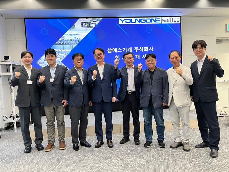 6일 서울 중구 영원무역 명동사옥에서 진행한 업무협약식에서 영원무역과 삼에스기계 관계자들이 참석해 기념 사진을 찍고 있다. 사진=영원무역