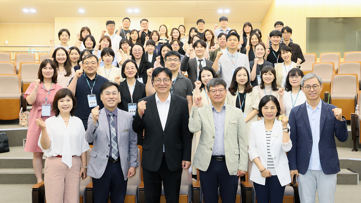 교육전문직원 임용 예정자를 대상으로 역량 강화 직무 연수를 마친 뒤 도성훈 교육감과 참가자들이 기념촬영을 하고 있다. 제공=인천시교육청