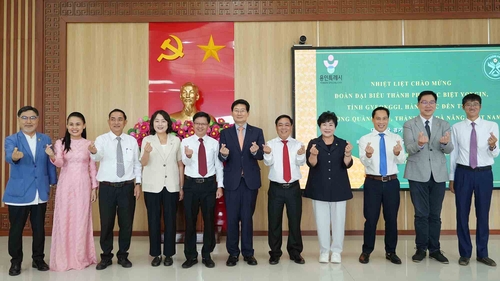 6일 오전 꽝푸구청에서 (왼쪽 6번째부터) 이상일 시장, 부잉응옥안 당서기, 장정순 시의회의장 등 용인시 및 꽝푸구 관계자들과 기념사진을 찍고 있다.