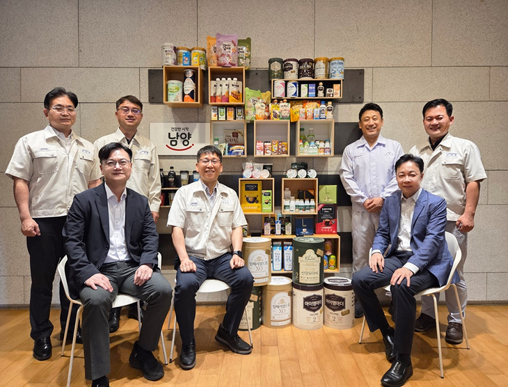 남양유업 식품기술사들이 포즈를 취하고 있다. 상단 왼쪽부터 장창원 세종공장 품질보증부문장, 원종은 천안공장 품질보증팀장, 송대영 세종공장 생