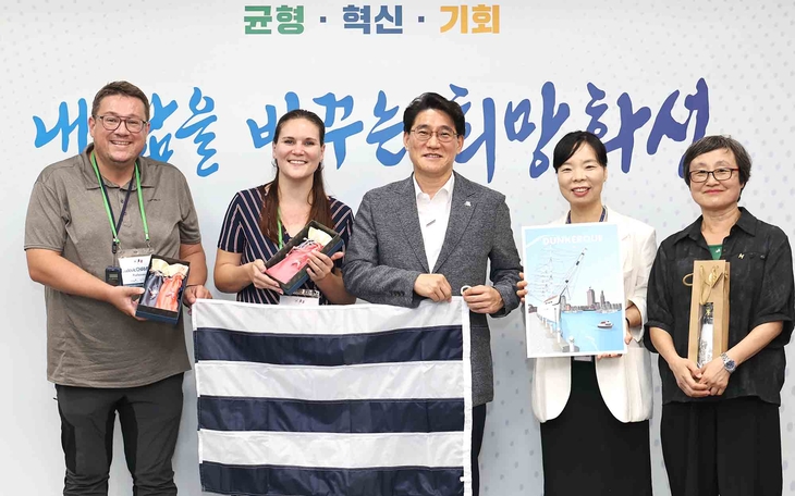 윤성진 화성시 제1부시장이 시청에서 프랑스 덩케르크시 청소년 대표단과 기념촬영을 하고 있다. 제공=화성시