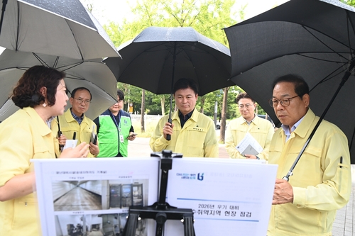 조용익 부천시장(가운데) 5일 송내지하차도 진입차단시설-방재시설 현황 점검