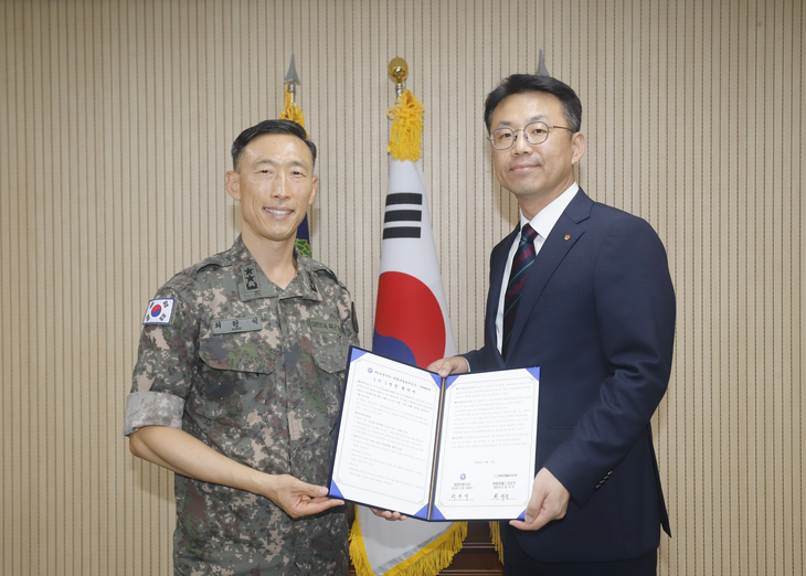 최원석 제9보병사단장(왼쪽)과 최석진 한화호텔앤드리조트 대표이사가 기념사진을 찍고 있다.