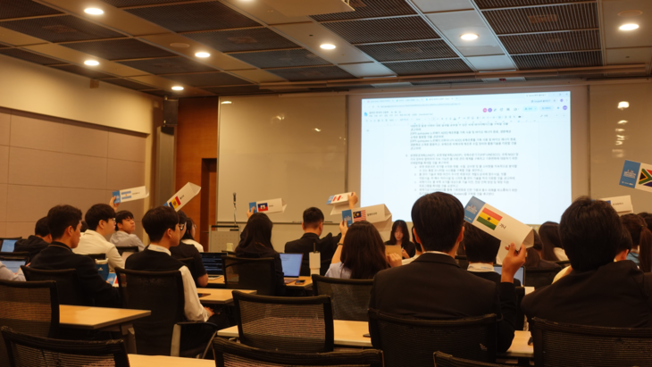 지난 7일 서울 중구 대한상공회의소에서 열린 '제14회 UN청소년환경총회' 에 참가한 청소년들이 배정받은 국가의 명패를 들고 모의 UN 회의를 진행하