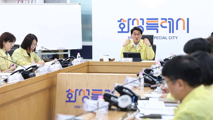 윤성진 화성시 제1부시장이 폭염 대응 긴급 점검회의를 주재하며 부서별 대응 상황을 점검하고 있다. 제공=화성시