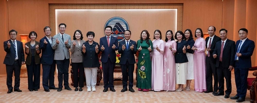 이상일 용인시장과 장정순 용인시의회의장, 신나연 자치행정위원장, 강영웅 시의원이 6일 다낭시청에서 응우옌딘빈 다낭시 조국전선위원장 등 다낭시