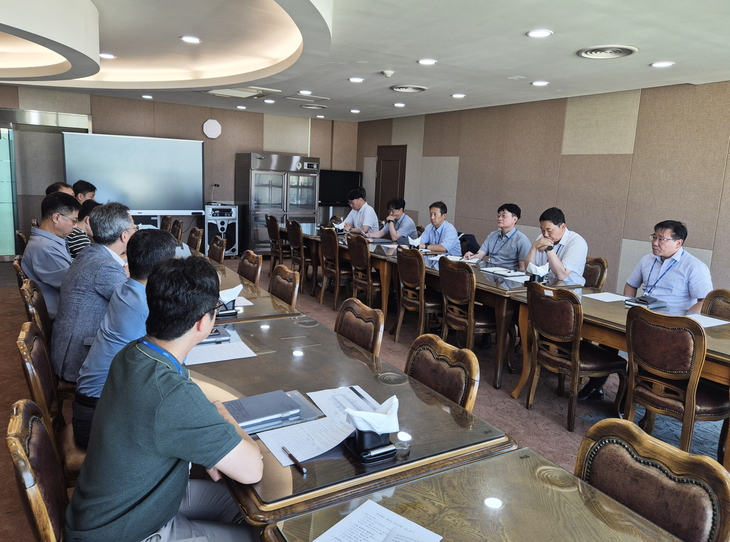 한국마사회가 연일 이어지는 폭염으로부터 경주마와 경마관계자의 안전을 확보하기 위해 긴급점검회의를 개최