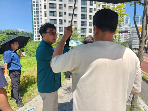 정경섭 하남시의회 의원 6일 미사힐즈파크푸르지오와 꽃뫼마을 2단지 일대 민원 현장 방문