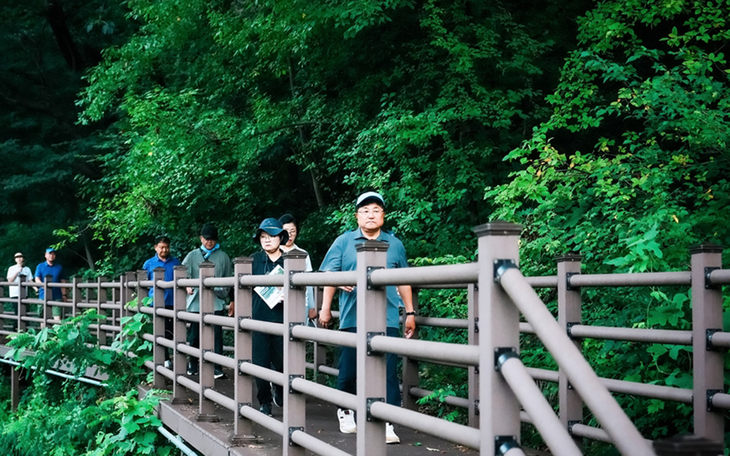 박관열 광주시장이 남한산성~천진암 역사문화 둘레길 조성 예정 구간을 걸으며 현장을 점검하고 있다. 제공=광주시