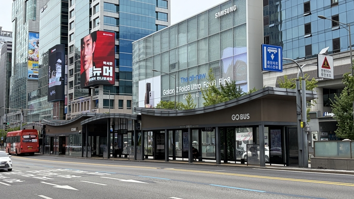 9일 서울특별시 마포구 홍대입구역 앞 버스 정류장. 자동문이 설치되어 있지만, 모든 문이 열린 상태로 있었다. 내부에는 에어컨이 가동되고 있다. [사
