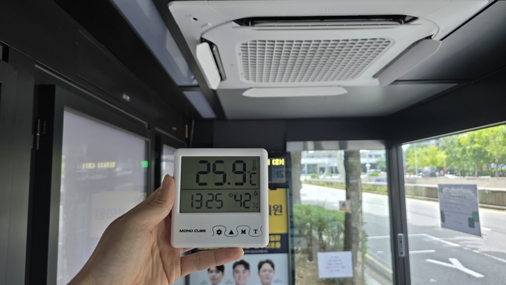 9일 경기도 부천시 원미구 송내역 앞 에어컨이 설치된 '밀폐형 버스정류장' 내부 온도 [사진=최태현 기자]