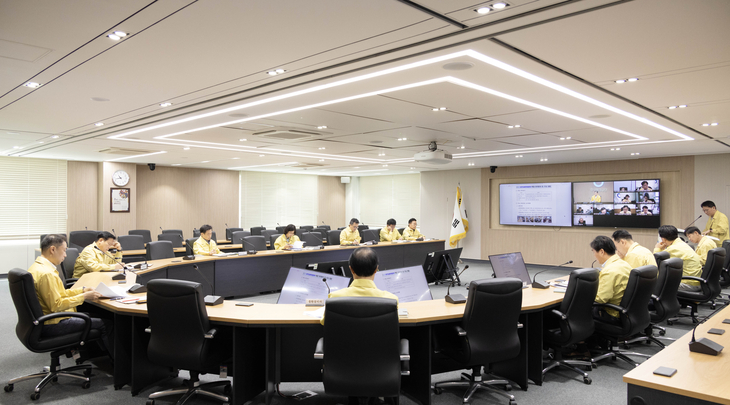 한국환경공단이 10일 인천 서해구 공단 본사에 전 임원 및 지방조직 단장·본부장 등이 모여 폭염 대응상황 점검회의를 하고 있다. 사진=한국환경공단
