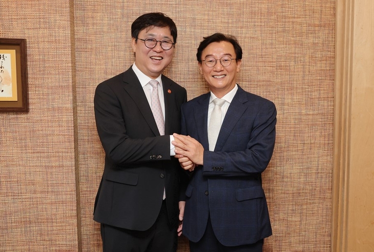 전재수 부산시장이 최휘영 문화체육관광부 장관을 만나 부산의 문화·체육·관광 현안에 대한 정부 지원을 요청했다.