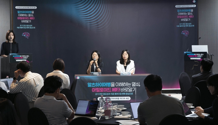 건국대병원 문연실 교수(왼쪽)와 아주대병원 문소영 교수가 기자들의 질문에 답변을 하고 있다. 사진=한국에자이