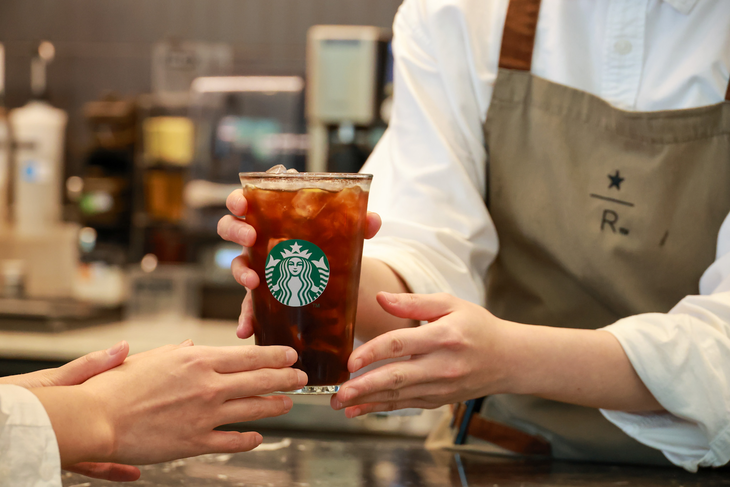 폭염 속 스타벅스 '서머 쿠폰' 사용자 90%가 아이스 음료 선택했다.