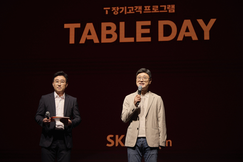 정재헌 SKT 대표(오른쪽)가 '테이블 데이' 오프닝 무대에서 장기고객들에게 환영 인사를 전하는 모습.