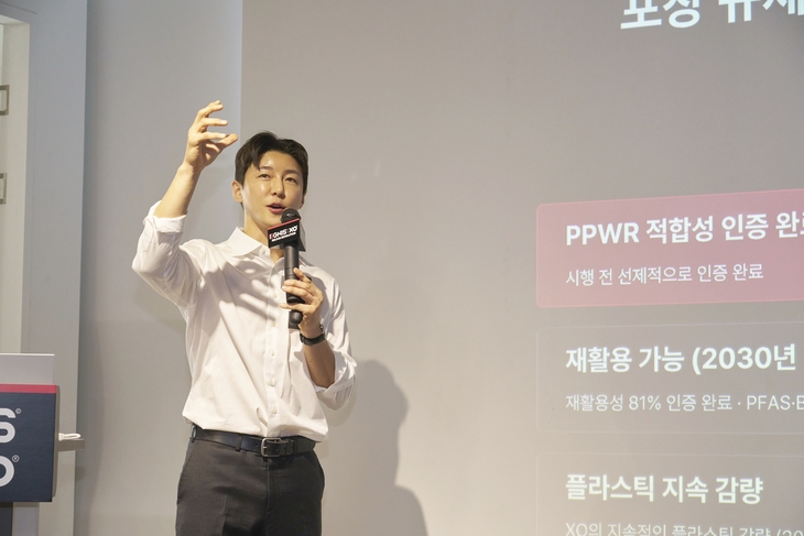 박찬호 이그니스 CEO가 발표하고 있다.