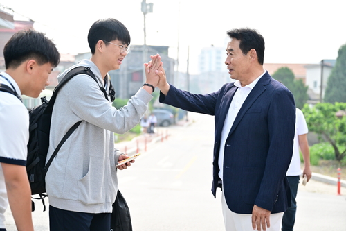 백영현 포천시장 고교생 격려 하이파이브