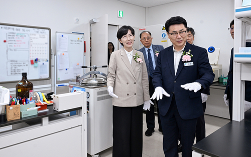 김원기 의정부시장(오른쪽) 11일 '질환 기반 바이오소재-헬스케어 융합연구센터' 개소식 참석