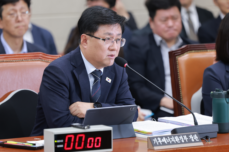김성환 기후에너지환경부 장관이 11일 국회 기후에너지환경노동위원회 전체회의에서 의사 진행 발언과 관련해 입장을 말하고 있다. 2026.8.11