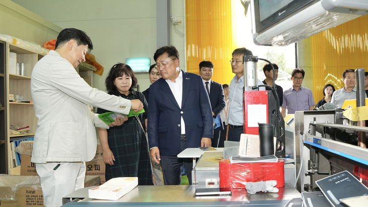 박관열 광주시장(가운데)이 10일 지역 내 대기 배출시설 사업장을 방문해 관계자로부터 시설 운영 현황에 관한 설명을 듣고 있다. 제공=광주시