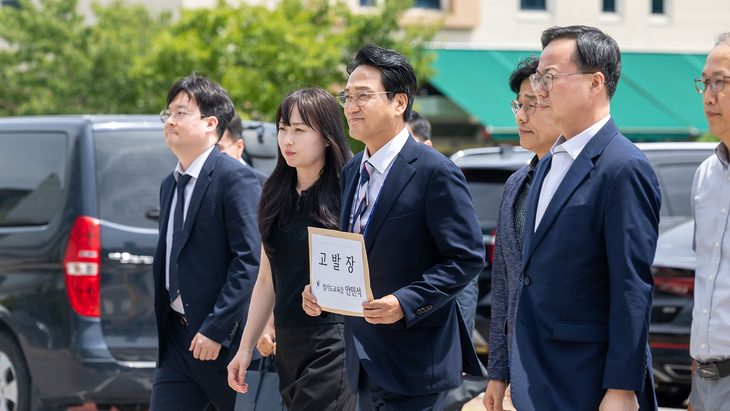 안민석 경기도교육감이 10일 부천오정경찰서를 찾아 중대한 교육활동 침해행위와 관련한 교육감 명의의 형사고발장을 제출하기 위해 이동하고 있다.