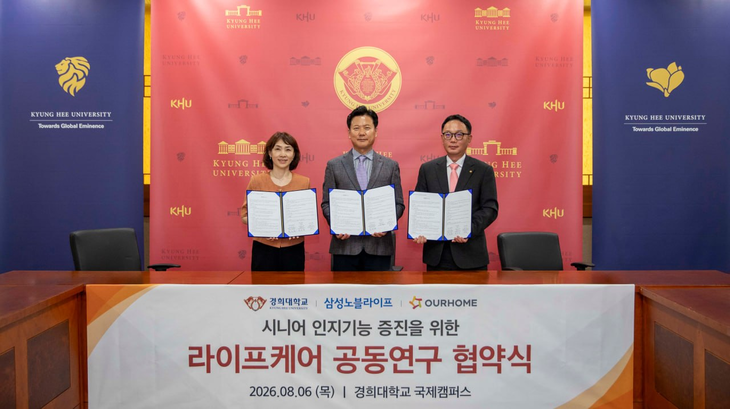 '인지기능 개선 기반 시니어 라이프케어 공동 실증' 협약식 기념사진 (좌측부터) 동서의학대학원 박유경 원장, 삼성노블라이프 박성현 원장, 아워