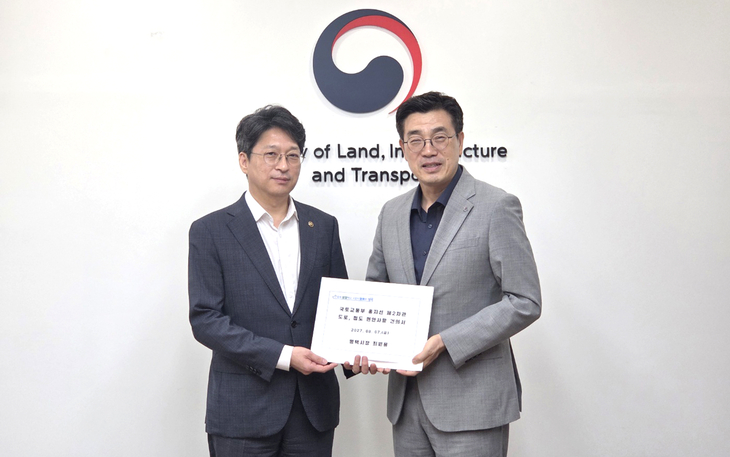최원용 평택시장(오른쪽)이 홍지선 국토교통부 제2차관에게 도로·철도 현안 건의문을 전달하고 있다. 제공=평택시