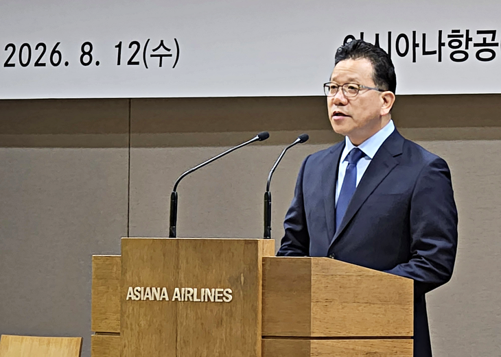 12일 서울 강서구 오쇠동 아시아나항공 본사 교육훈련동 지하 1층 강당에서 송보영 대표이사가 의장 자격으로 임시 주주 총회를 진행하는 모습. 사진=