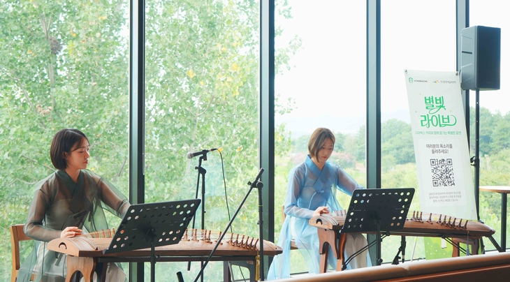 지난 8일 스타벅스 전주에코DT점에서 청년 아티스트 '드리樂'이 '별빛 라이브' 공연을 하는 모습. 사진=SCK컴퍼니